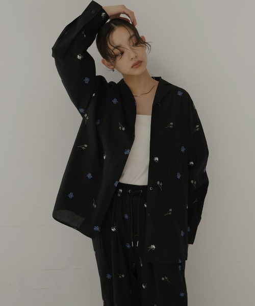 hellam（へラム）の「配色刺繍オープンカラーシャツ（シャツ/ブラウス・レディース・ブラック/ホワイト・FREE）」の4枚目の写真