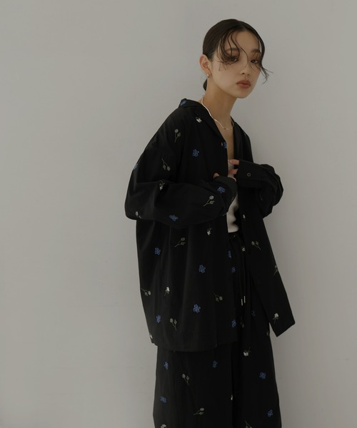 hellam（へラム）の「配色刺繍オープンカラーシャツ（シャツ/ブラウス・レディース・ブラック/ホワイト・FREE）」の9枚目の写真