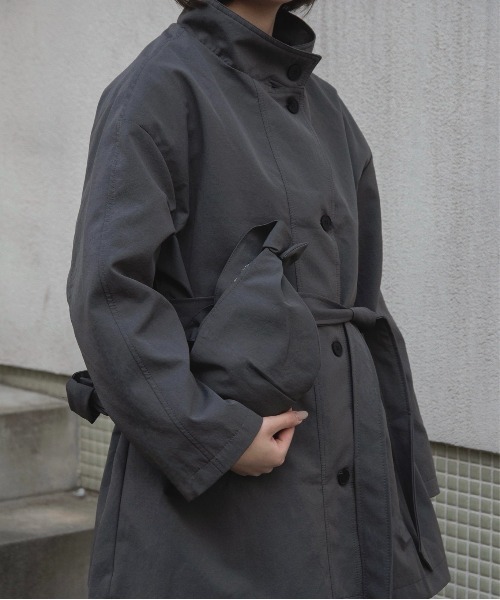 lawgy（ラウジー）の「bag set sleeve stripe trench coat / バッグセットスリーブストライプトレンチコート（トレンチコート・レディース・チャコール/ベージュ・FREE）」の3枚目の写真