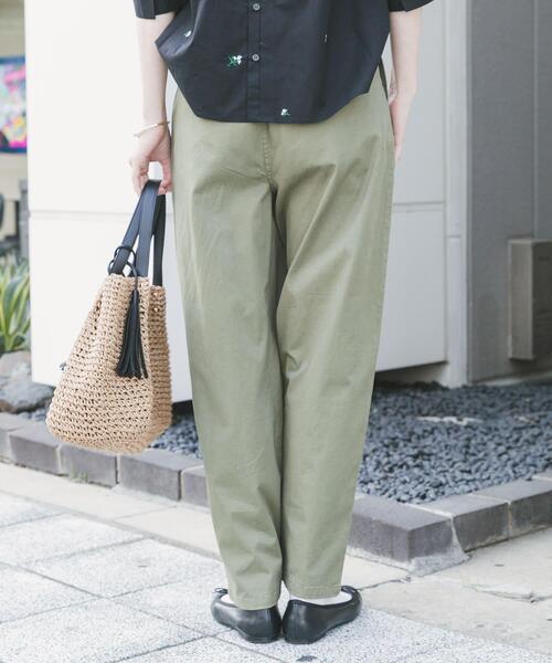ITEMS URBANRESEARCH（アイテムズ アーバンリサーチ）の「ストレートベイカーパンツ（その他パンツ・レディース・ベージュ/カーキ・FREE）」の5枚目の写真