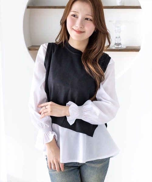 CLEAR BASIC（クリアベーシック）の「ニットベスト＆裾フリルブラウスセット[オフィスカジュアル レイヤード]≪新作≫（シャツ/ブラウス・レディース・ブラック/グレー/ネイビー・F）」の2枚目の写真