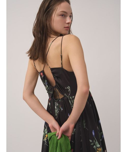 SNIDEL（スナイデル）の「【WEB限定00サイズあり】ボタニカルパターンキャミワンピース（ワンピース・レディース・イエロー/ベージュ/ブラック・0/1/00）」の4枚目の写真