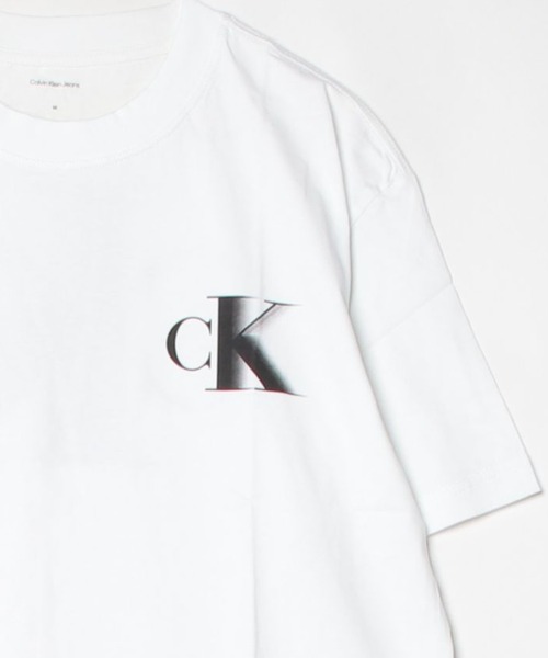 Calvin Klein Jeans(カルヴァンクラインジーンズ)の「Calvin Klein Jeans カルバンクラインジーンズ BOLD CK TEE モノグラムCK半袖Tシャツ(Tシャツ/カットソー・メンズ・ホワイト/ブラック・L/XL/M)」の2枚目の写真
