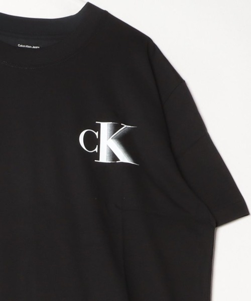 Calvin Klein Jeans(カルヴァンクラインジーンズ)の「Calvin Klein Jeans カルバンクラインジーンズ BOLD CK TEE モノグラムCK半袖Tシャツ(Tシャツ/カットソー・メンズ・ホワイト/ブラック・L/XL/M)」の1枚目の写真