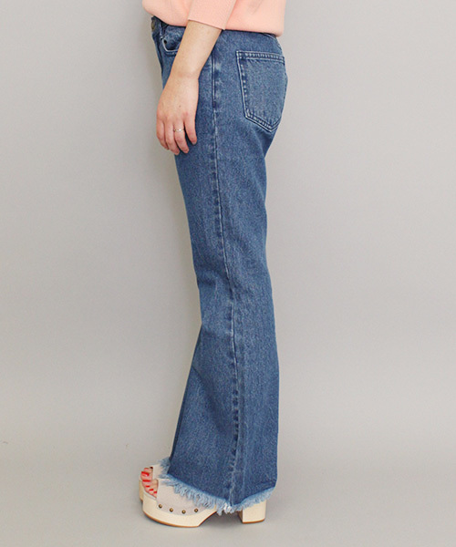 mystic（ミスティック）の「【mystic】裾フリンジデニムパンツ（デニムパンツ・レディース・ブルー/ネイビー/ホワイト・1/2）」の10枚目の写真