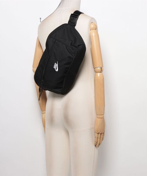 NIKE(ナイキ)の「NIKE ナイキ U HRTG XL WAISTPACK バッグ IB4369 010BLACK/WHITE(ボディバッグ/ウエストポーチ・メンズ・ブラック・FREE)」の2枚目の写真