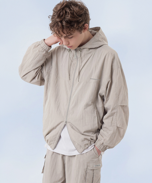 MASMARULEZ APPAREL(マスマルールズ アパレル)の「Essential Two Way Light Windbreaker_Light Gray(ナイロンジャケット・レディース・ライトグレー・ONE SIZE)」の2枚目の写真