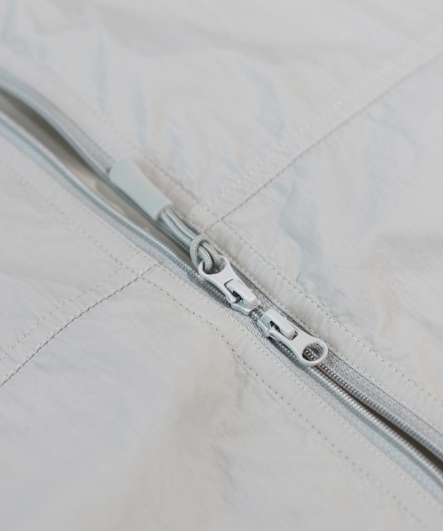 MASMARULEZ APPAREL(マスマルールズ アパレル)の「Essential Two Way Light Windbreaker_Light Gray(ナイロンジャケット・レディース・ライトグレー・ONE SIZE)」の7枚目の写真