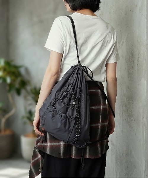 FAHRT(ファート)の「【FAHRT】(ファート) A4収納可能 撥水加工 ロゴ刺繍 ドローコード ナップサック(バックパック/リュック・メンズ・グレー/ブラック/カーキ・ONE SIZE)」の2枚目の写真