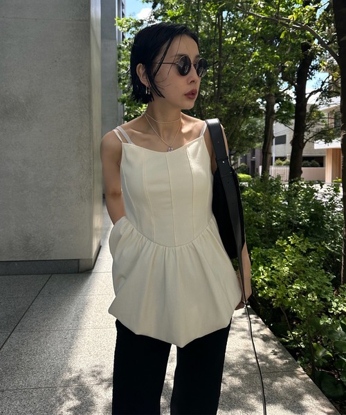Ameri（アメリ）の「MEDI RIB BALLOON HEM CAMI TOP（キャミソール・レディース・ブラック/アイボリー/クリーム・FREE）」の4枚目の写真