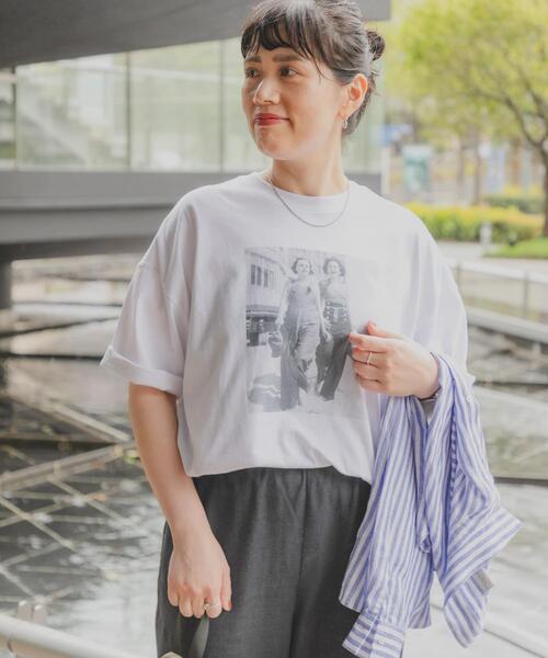 URBAN RESEARCH DOORS(アーバンリサーチドアーズ)の「『スタッフ企画』フォトプリントオーバーTシャツ(Tシャツ/カットソー・レディース・オフホワイト/モカ・FREE)」の4枚目の写真