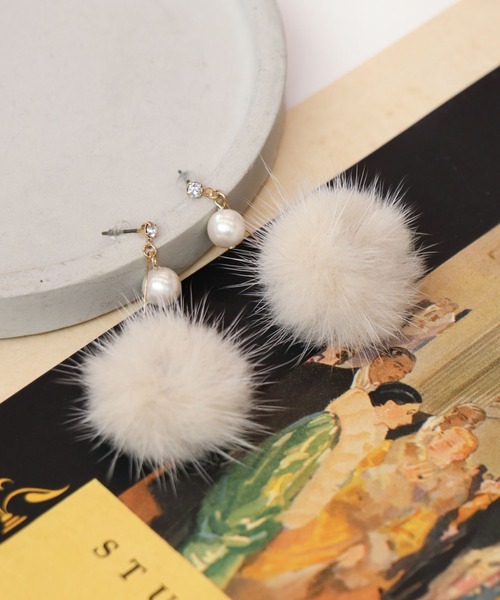 Three Four Time(スリーフォータイム)の「ミンクファーピアス(ピアス(両耳用)・レディース・グレー/ベージュ・FREE)」の1枚目の写真