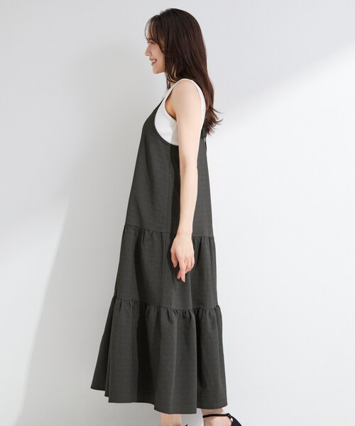 SHOO・LA・RUE(シューラルー)の「【S-LL/洗濯機可】ほんのり甘いチェック柄 ティアードキャミワンピース(ワンピース・レディース・チャコールグレー/ブラウン系2・04/03/02/01)」の4枚目の写真