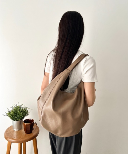 NATURALIST（ナチュラリスト）の「[軽量]ソフトPU 三日月フォルム ホーボーバッグ（トートバッグ・レディース・シルバー/ホワイト/ブラック/ベージュ・FREE）」の22枚目の写真