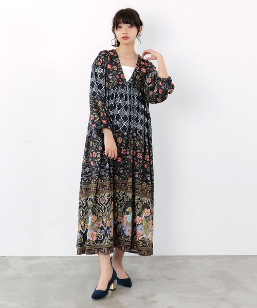 iS ScoLar(イズスカラー)の「562238:アンティークタイル×花柄ワンピース(ワンピース・レディース・ブラック/イエロー/ブルー・M)」の1枚目の写真