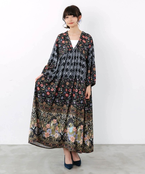 iS ScoLar(イズスカラー)の「562238:アンティークタイル×花柄ワンピース(ワンピース・レディース・ブラック/イエロー/ブルー・M)」の4枚目の写真