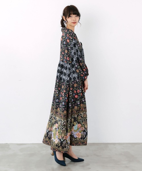 iS ScoLar(イズスカラー)の「562238:アンティークタイル×花柄ワンピース(ワンピース・レディース・ブラック/イエロー/ブルー・M)」の5枚目の写真