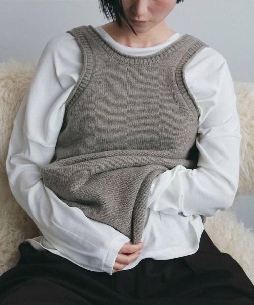 anuke(アンヌーク)の「anuke Knit Long Tanktop ニットロングタンクトップ/62620507(タンクトップ・レディース・チャコールグレー/グレイッシュベージュ・ONE SIZE)」の2枚目の写真