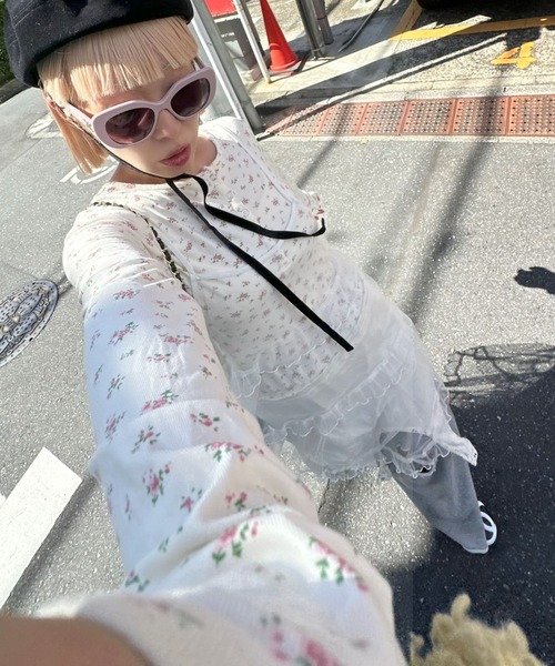 Alley Tokyo(アリートーキョー)の「ロンパース風花柄マルチウェイトップス(その他トップス・レディース・グレー/オートミール・FREE)」の20枚目の写真