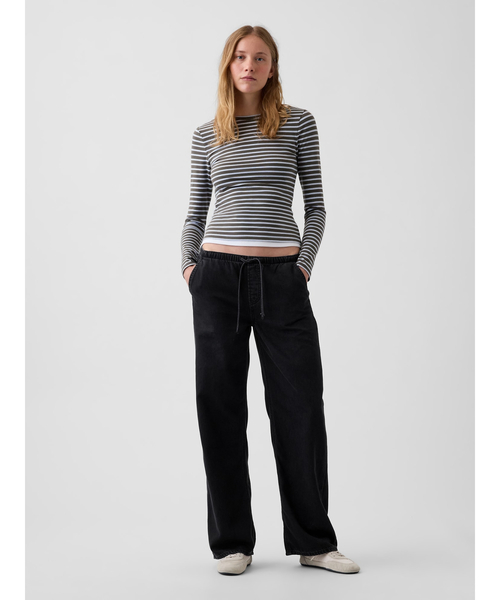 GAP(ギャップ)の「ローライズ ウルトラソフトイージーウエスト '90s ルーズフィット デニム(デニムパンツ・レディース・ブラック・XS/S/M/L/XXS)」の1枚目の写真
