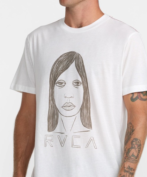 RVCA(ルーカ)の「RVCA メンズ SLEEPY GIRL SS Tシャツ 【2026年秋冬モデル】/ルーカ半袖T(Tシャツ/カットソー・メンズ・オフホワイト/グレー系その他・MEDIUM/LARGE)」の2枚目の写真