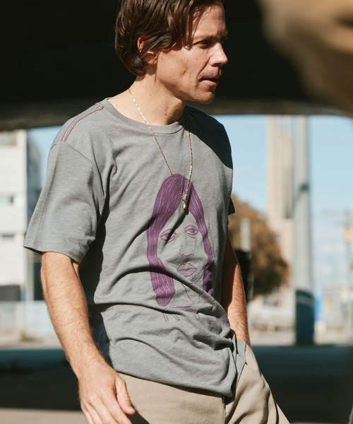 RVCA(ルーカ)の「RVCA メンズ SLEEPY GIRL SS Tシャツ 【2026年秋冬モデル】/ルーカ半袖T(Tシャツ/カットソー・メンズ・オフホワイト/グレー系その他・MEDIUM/LARGE)」の3枚目の写真