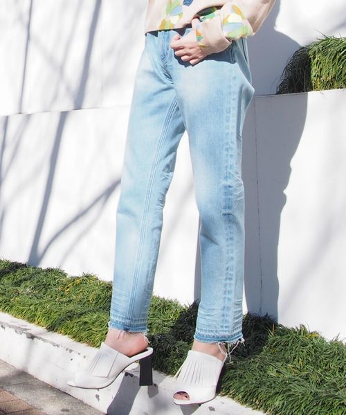 MURUA（ムルーア）の「ヘムデザインテーパードBOYSデニム（デニムパンツ・レディース・スカイブルー/ブルー・0/XS/3/L/2/M/1/S）」の2枚目の写真