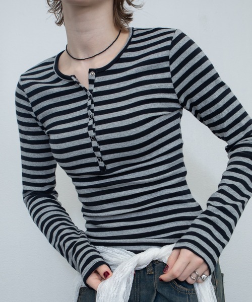 uyu.(ウユ)の「配色ボーダーヘンリーネックトップス(Tシャツ/カットソー・レディース・ブラウン/ブラック/ピンク・FREE)」の1枚目の写真