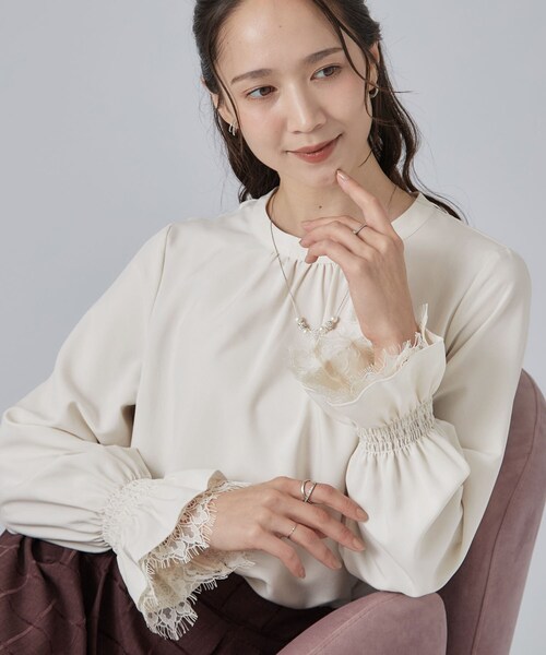 SHOO・LA・RUE(シューラルー)の「【S-LL/洗濯機可】お袖レースで華やぐ。フェミニンブラウス(シャツ/ブラウス・レディース・オフホワイト/ブラック/ブラウン系・04/03/02/01)」の1枚目の写真