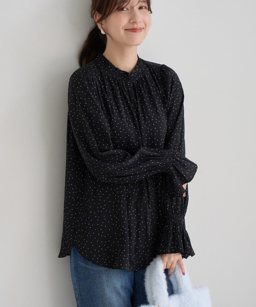 ROPE' PICNIC(ロペピクニック)の「パールボタン 上品見えギャザーブラウス キャンディースリーブ(シャツ/ブラウス・レディース・キナリ/ブラック系その他/オフホワイト/チャコールグレー・FREE)」の1枚目の写真