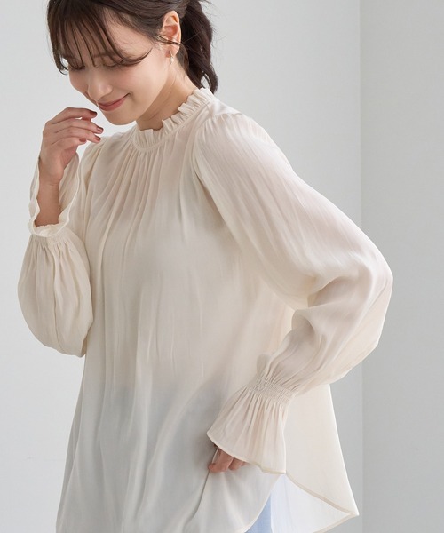 ROPE' PICNIC(ロペピクニック)の「パールボタン 上品見えギャザーブラウス キャンディースリーブ(シャツ/ブラウス・レディース・キナリ/ブラック系その他/オフホワイト/チャコールグレー・FREE)」の2枚目の写真