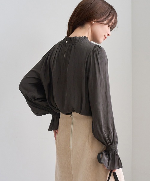 ROPE' PICNIC(ロペピクニック)の「パールボタン 上品見えギャザーブラウス キャンディースリーブ(シャツ/ブラウス・レディース・キナリ/ブラック系その他/オフホワイト/チャコールグレー・FREE)」の5枚目の写真