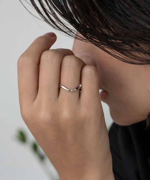 abaskdesign(アバスクデザイン)の「金属アレルギー対応 華奢ウェーブリング(リング・レディース・ゴールド/シルバー・16号/14号/11号)」の2枚目の写真