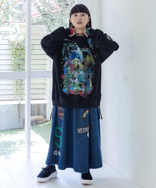 ScoLar（スカラー）の「163652：世界の名所柄 サイドファスナー付きプルオーバー（Tシャツ/カットソー・レディース・オートミール/ブラック/ブラウン・M）」の4枚目の写真