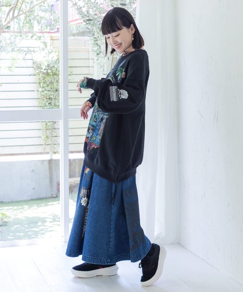 ScoLar（スカラー）の「163652：世界の名所柄 サイドファスナー付きプルオーバー（Tシャツ/カットソー・レディース・オートミール/ブラック/ブラウン・M）」の6枚目の写真