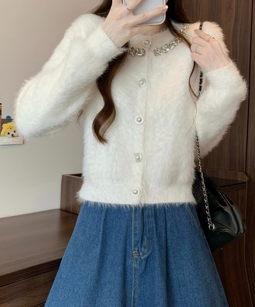 LUCPY（ラクピー）の「ビジューネックフェザーシャギーニットカーディガン（カーディガン/ボレロ・レディース・ブラック/ホワイト・FREE）」の3枚目の写真