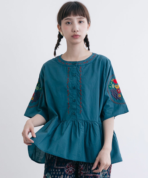 MERLOT（メルロー）の「フルーツ刺繍エンブロイダリーブラウス7034（シャツ/ブラウス・レディース・ピンク/ブラウン/オフホワイト/ブルーグリーン・FREE）」の3枚目の写真