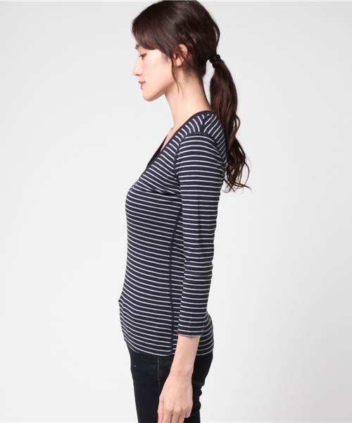 three dots(スリードッツ)の「タホストライプ ディープVネック 七分袖(Tシャツ/カットソー・レディース・ネイビー/ホワイト/モスグリーン/レッド・MEDIUM/SMALL)」の6枚目の写真