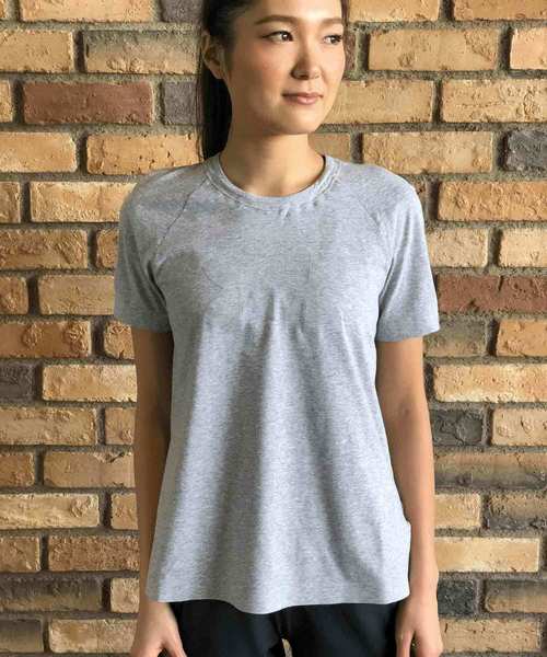 UNDER ARMOUR(アンダーアーマー)の「レディース トレーニング半袖Tシャツ / モチベーターグラフィック半袖Tシャツ(Tシャツ/カットソー・レディース・グレー・S/L/M/XL)」の1枚目の写真