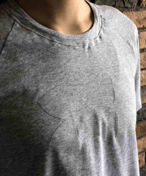 UNDER ARMOUR(アンダーアーマー)の「レディース トレーニング半袖Tシャツ / モチベーターグラフィック半袖Tシャツ(Tシャツ/カットソー・レディース・グレー・S/L/M/XL)」の6枚目の写真
