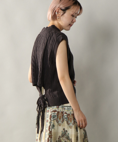 notch.（ノッチ）の「バックリボンニットベスト（ベスト・レディース・チャコールグレー/ベージュ/オフホワイト・M）」の2枚目の写真