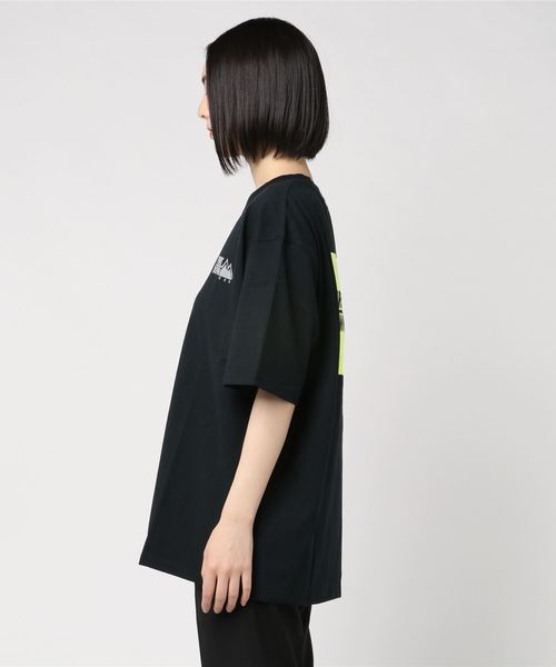 FIRST DOWN(ファーストダウン)の「FIRST DOWN/ファーストダウン ビッグシルエット ワンポイント ロゴ刺繍/バックプリント Tシャツ(Tシャツ/カットソー・メンズ・ブラック/ホワイト/ホワイト系その他2/ホワイト系その他/ブラック系その他・M/L/XL)」の6枚目の写真