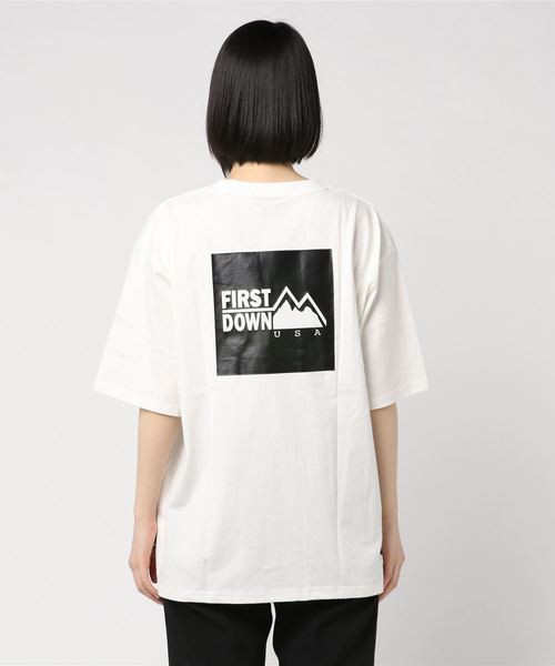 FIRST DOWN(ファーストダウン)の「FIRST DOWN/ファーストダウン ビッグシルエット ワンポイント ロゴ刺繍/バックプリント Tシャツ(Tシャツ/カットソー・メンズ・ブラック/ホワイト/ホワイト系その他2/ホワイト系その他/ブラック系その他・M/L/XL)」の9枚目の写真