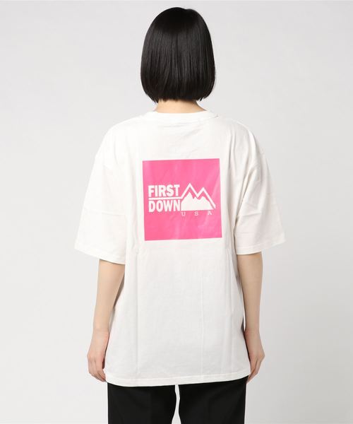FIRST DOWN(ファーストダウン)の「FIRST DOWN/ファーストダウン ビッグシルエット ワンポイント ロゴ刺繍/バックプリント Tシャツ(Tシャツ/カットソー・メンズ・ブラック/ホワイト/ホワイト系その他2/ホワイト系その他/ブラック系その他・M/L/XL)」の11枚目の写真