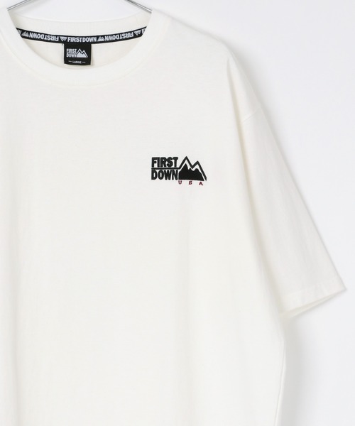 FIRST DOWN(ファーストダウン)の「FIRST DOWN/ファーストダウン ビッグシルエット ワンポイント ロゴ刺繍/バックプリント Tシャツ(Tシャツ/カットソー・メンズ・ブラック/ホワイト/ホワイト系その他2/ホワイト系その他/ブラック系その他・M/L/XL)」の2枚目の写真