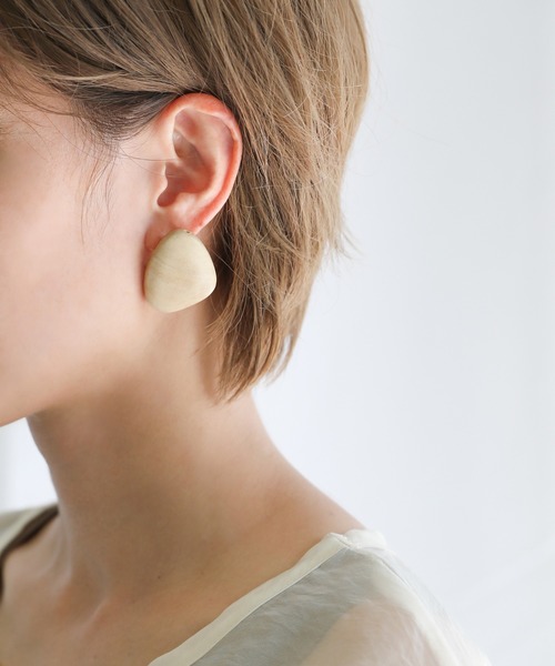 select MOCA（セレクトモカ）の「ウッドストーンピアス（ピアス（両耳用）・レディース・ブラウン/アイボリー/ライトブラウン・FREE）」の3枚目の写真