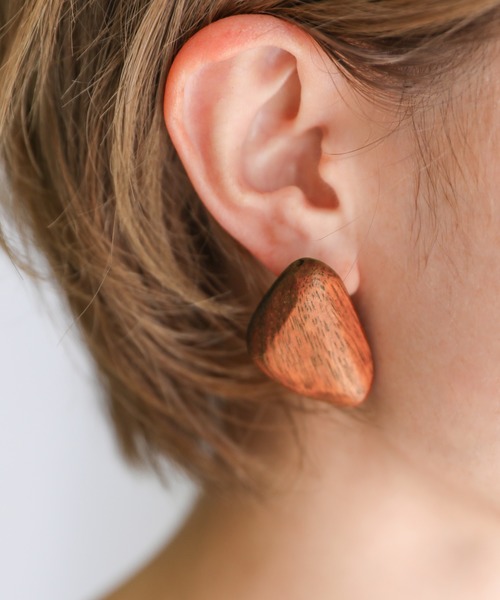 select MOCA（セレクトモカ）の「ウッドストーンピアス（ピアス（両耳用）・レディース・ブラウン/アイボリー/ライトブラウン・FREE）」の2枚目の写真