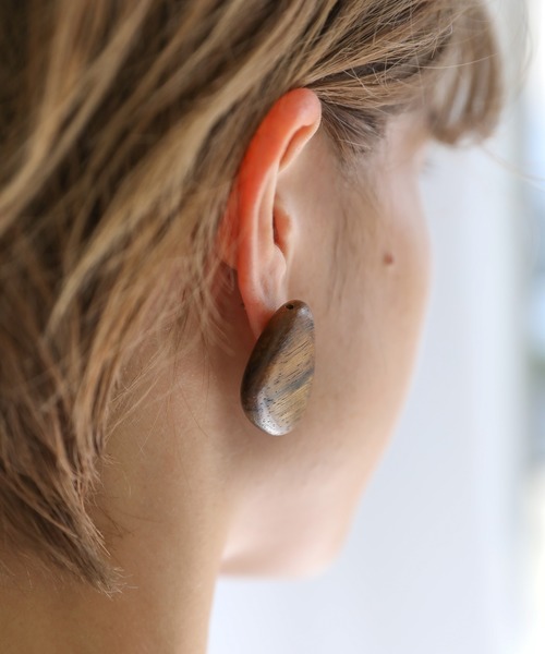 select MOCA（セレクトモカ）の「ウッドストーンピアス（ピアス（両耳用）・レディース・ブラウン/アイボリー/ライトブラウン・FREE）」の9枚目の写真