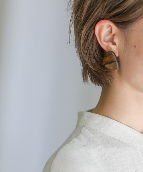 select MOCA（セレクトモカ）の「ウッドストーンピアス（ピアス（両耳用）・レディース・ブラウン/アイボリー/ライトブラウン・FREE）」の8枚目の写真