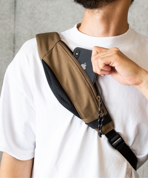 wdl.（ワームデザインラボ）の「Minimal Daily Sling（ボディバッグ/ウエストポーチ・メンズ・ネイビー/ベージュ/ブラック/ライトグレー/ダークネイビー/バーガンディー・FREE）」の7枚目の写真